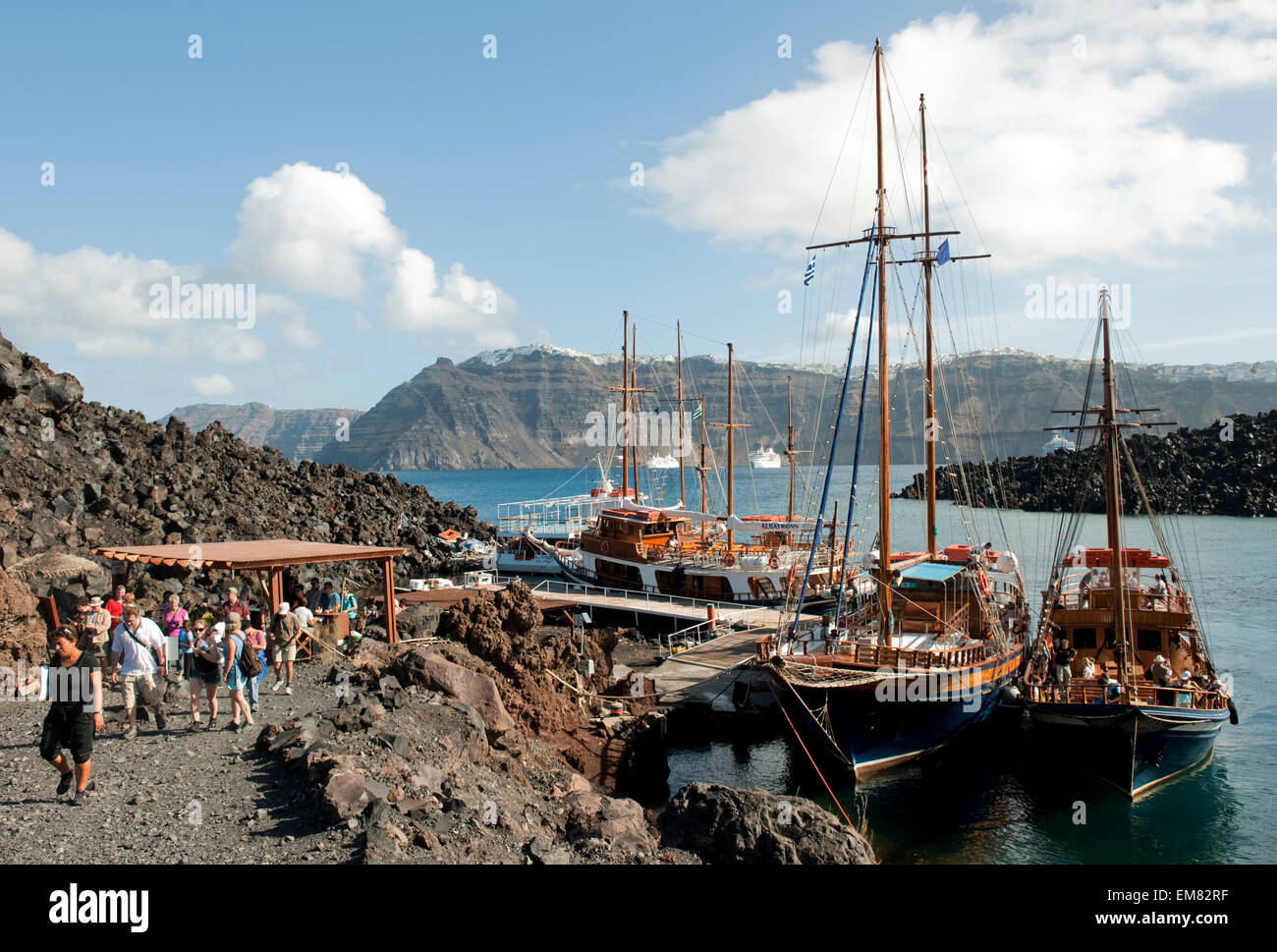 Griechenland, Kykladen, Santorini, Nea Kameni, Ausflugsboote an Anlegestelle in der Petroliou-Bucht Stock Photo