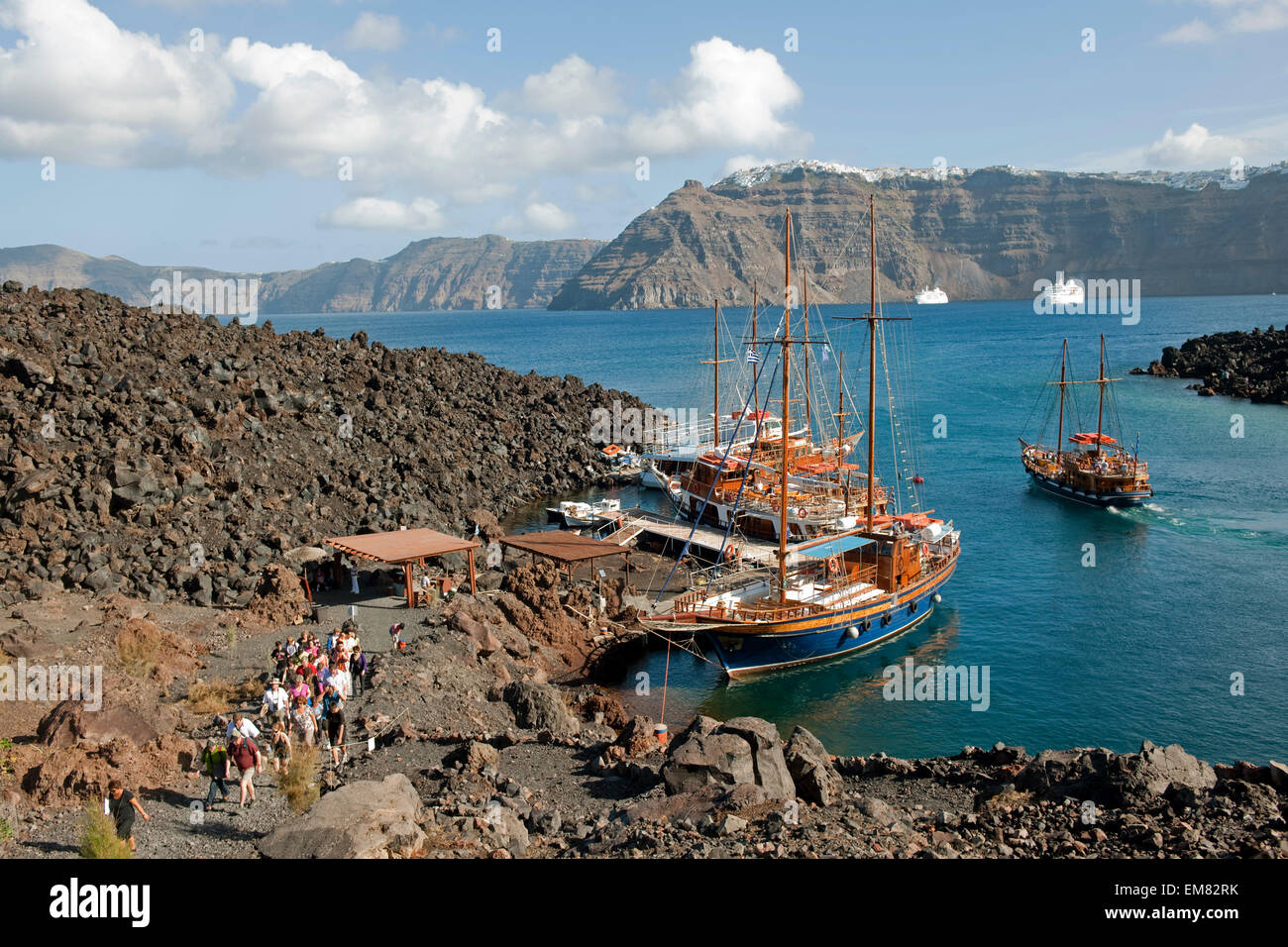 Griechenland, Kykladen, Santorini, Nea Kameni, Ausflugsboote an Anlegestelle in der Petroliou-Bucht Stock Photo