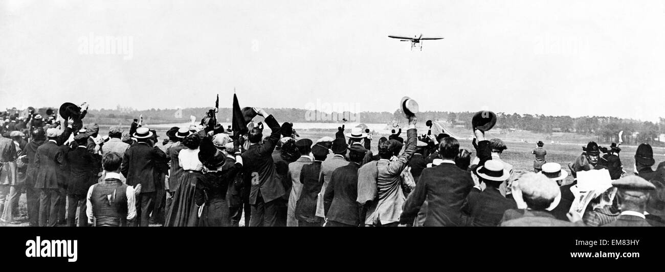 Andre Beaumont comes into land at Brooklands to win the Daily Mail Air Race. 27th July 1911. Stock Photo