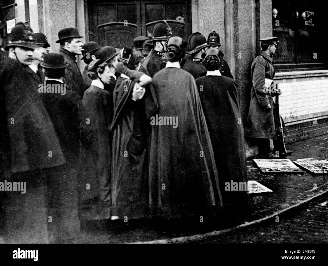 Sidney Street Seige. London Hospital Nurses waiting with police. 2 January 1911 Stock Photo