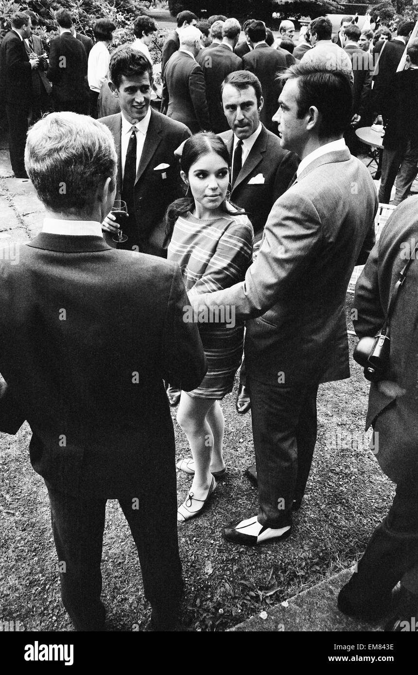 Sean Connery and actress Vivienne Ventura talks to England footballers left to right: Bobby Moore, Peter Bonetti and Jimmy Greaves as the 1966 England World Cup team visit Pinewood Studios to spend time on the set of the new James Bond film You Only Live Twice . 12th July 1966. Stock Photo