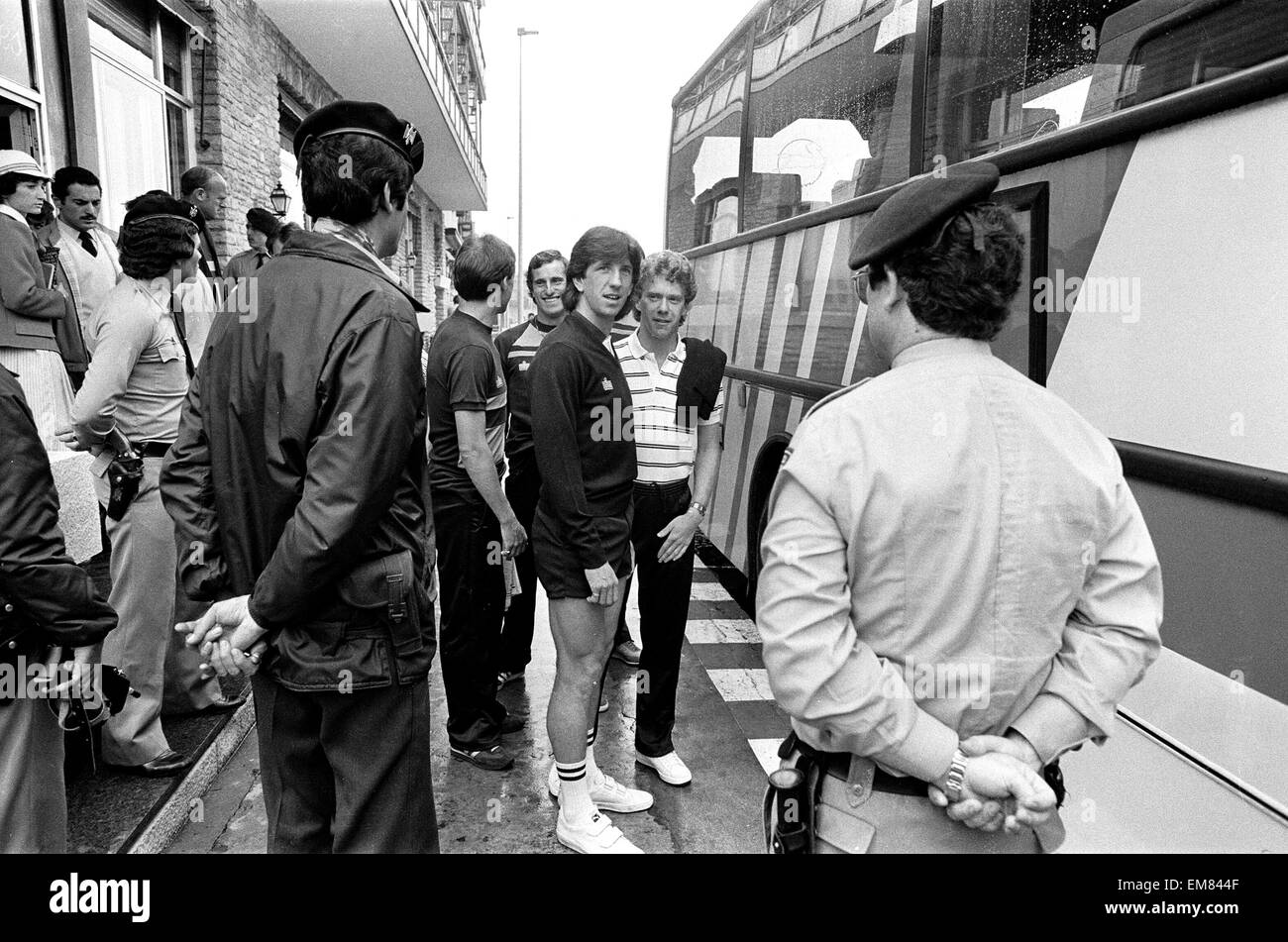 England footballers Paul Mariner and Graham Rix wait to board the bus at the team hotel during the 1982 World Cup Finals in Spain. June 1982. Stock Photo