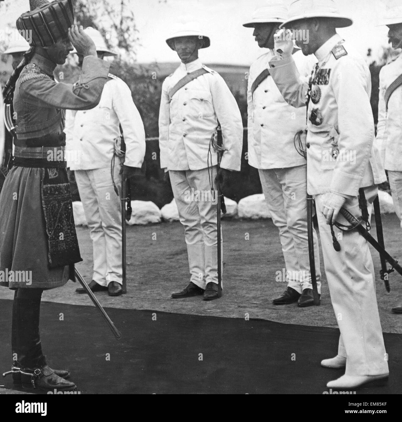 King George V returning the salute of an Indian Officer at Aden . The King is en-route to India for his Coronation Durbar. 12th November 1911 Stock Photo