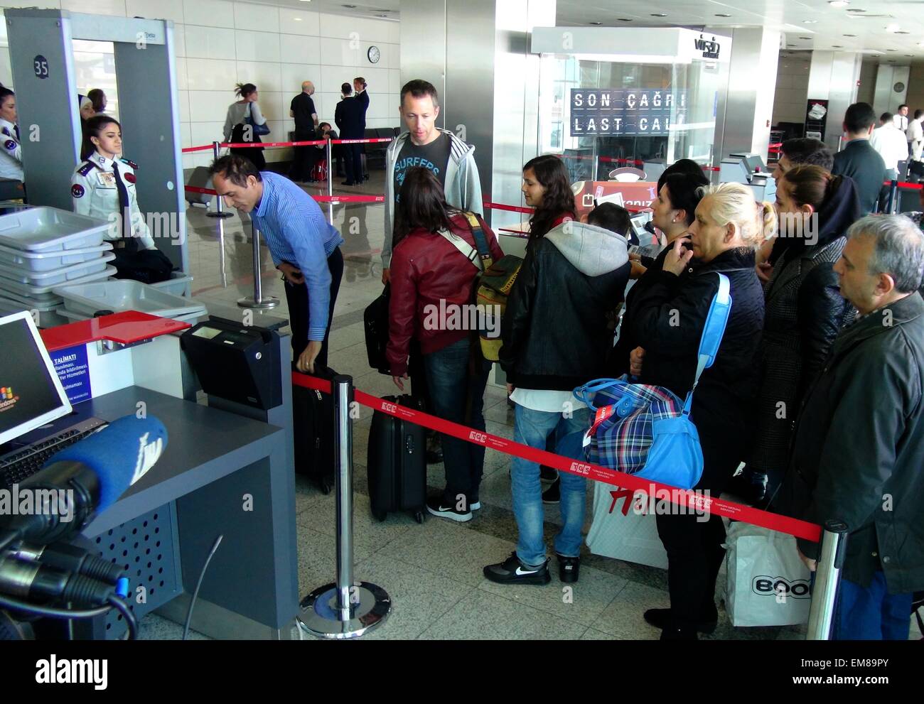 Istanbul, Turkey. 17th Apr, 2015. Passengers line up for security check at Istanbul Ataturk Airport in Istanbul, Turkey, April 17, 2015. A Turkish Airlines plane bound for Switzerland returned to Istanbul on Friday after a bomb threat, local Daily Sabah reported. This is the third time that Turkish Airlines flights had to take emergency measures against bomb threats in less than a month. (Xinhua/Cihan) Credit:  Xinhua/Alamy Live News Stock Photo