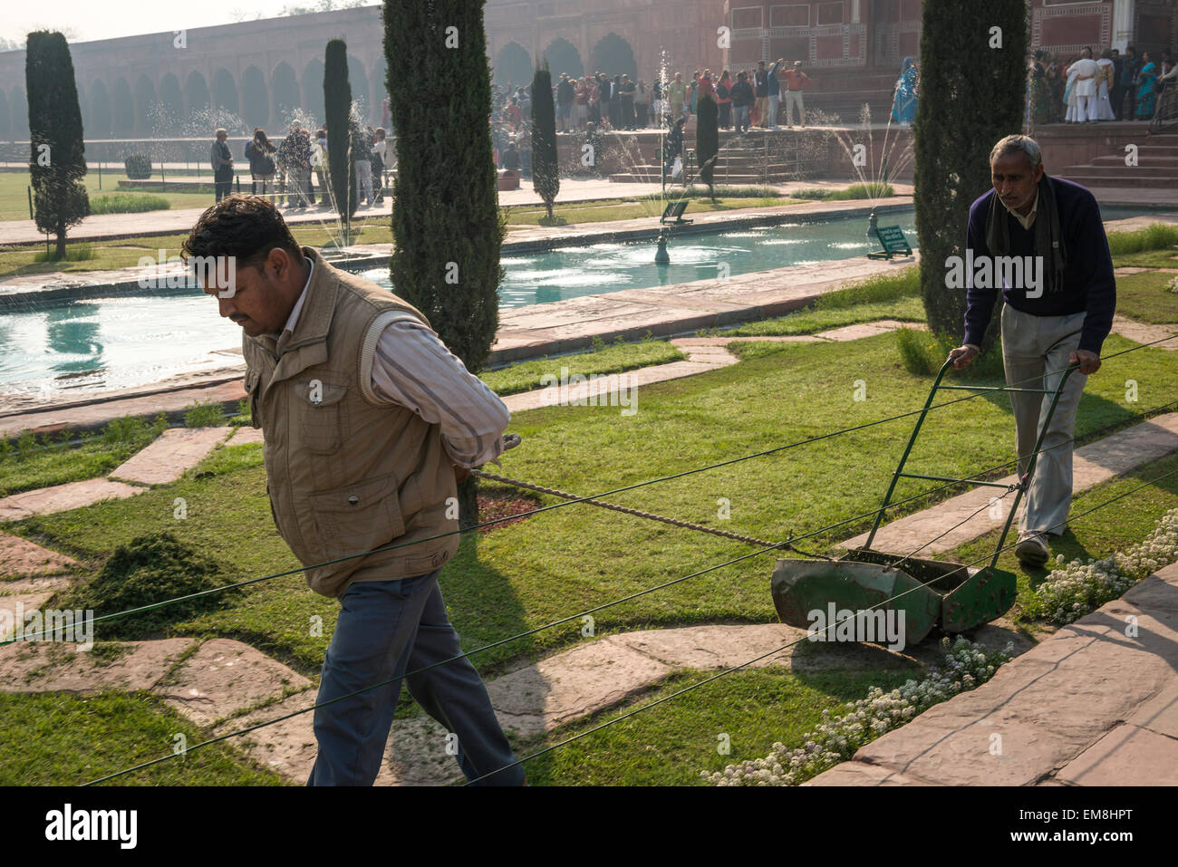Men mowing the lawns at the Taj Mahal, Agra, India Stock Photo