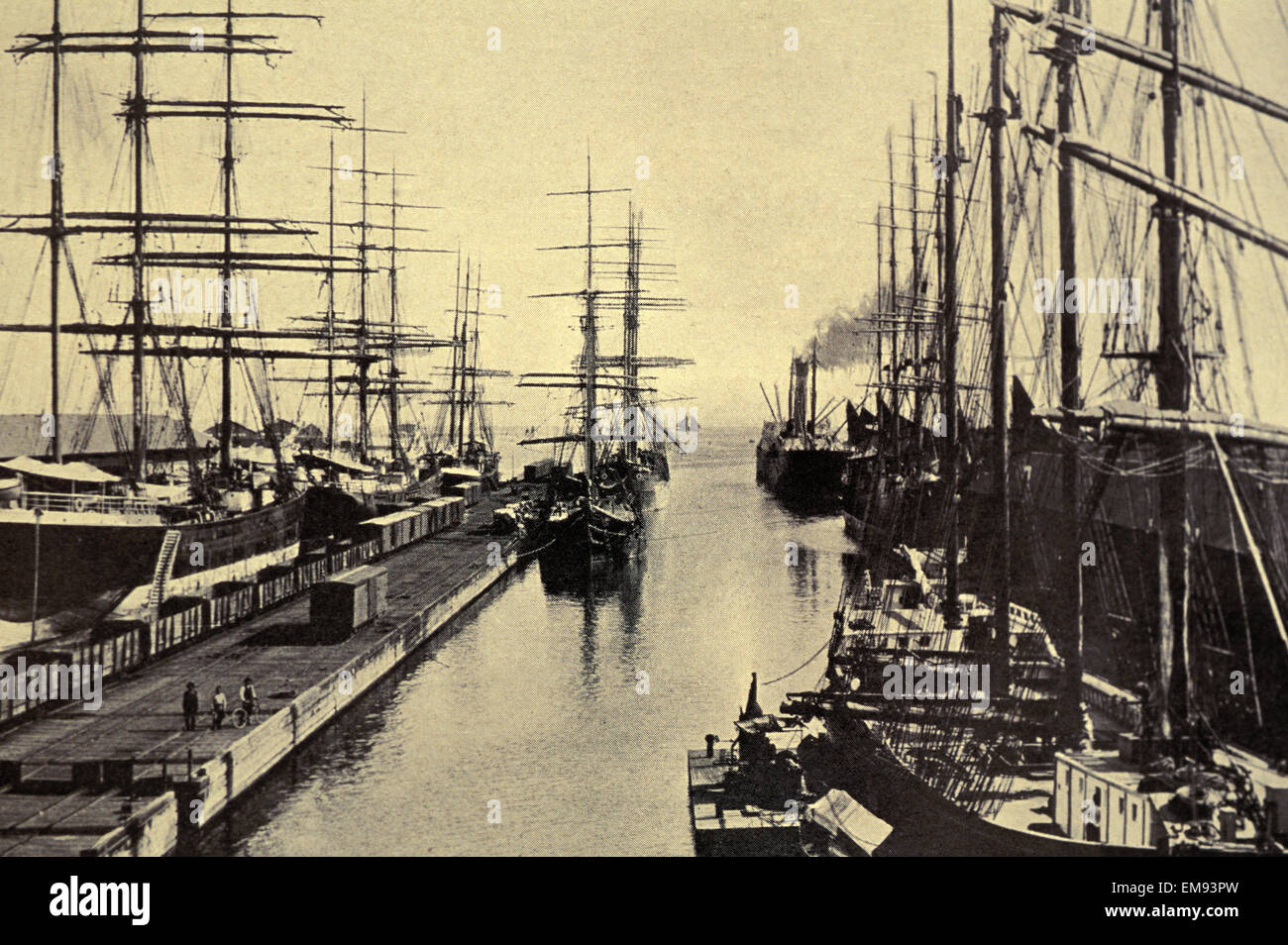 C.1900 Postcard, Hawaii, Oahu, Honolulu Harbor, Tall Ships Line The Dock. Stock Photo