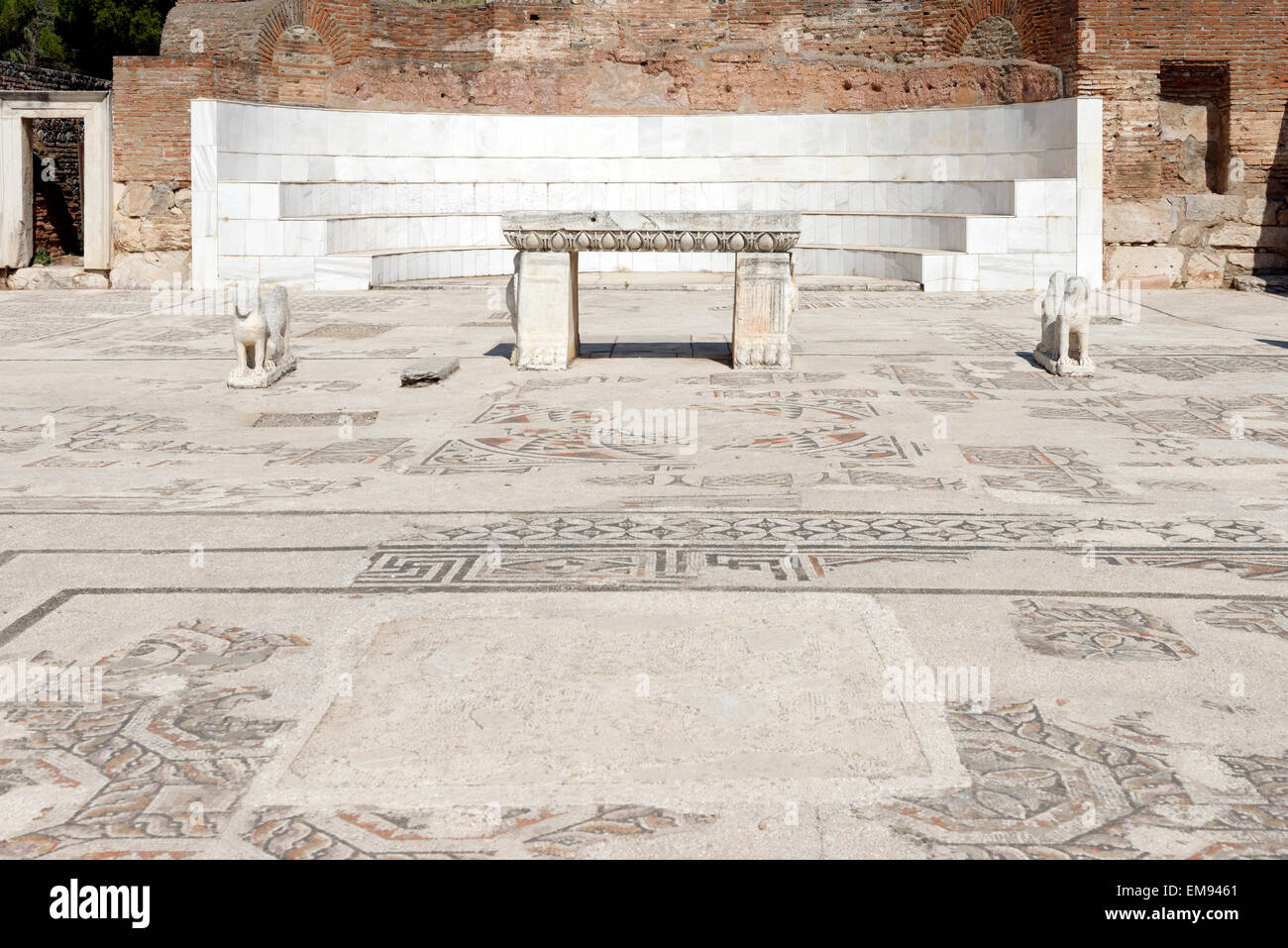 Semicircular apse and marble bench flanked by double lion statues. Synagogue main assembly hall. Sardis, Sart, Turkey. The hall Stock Photo