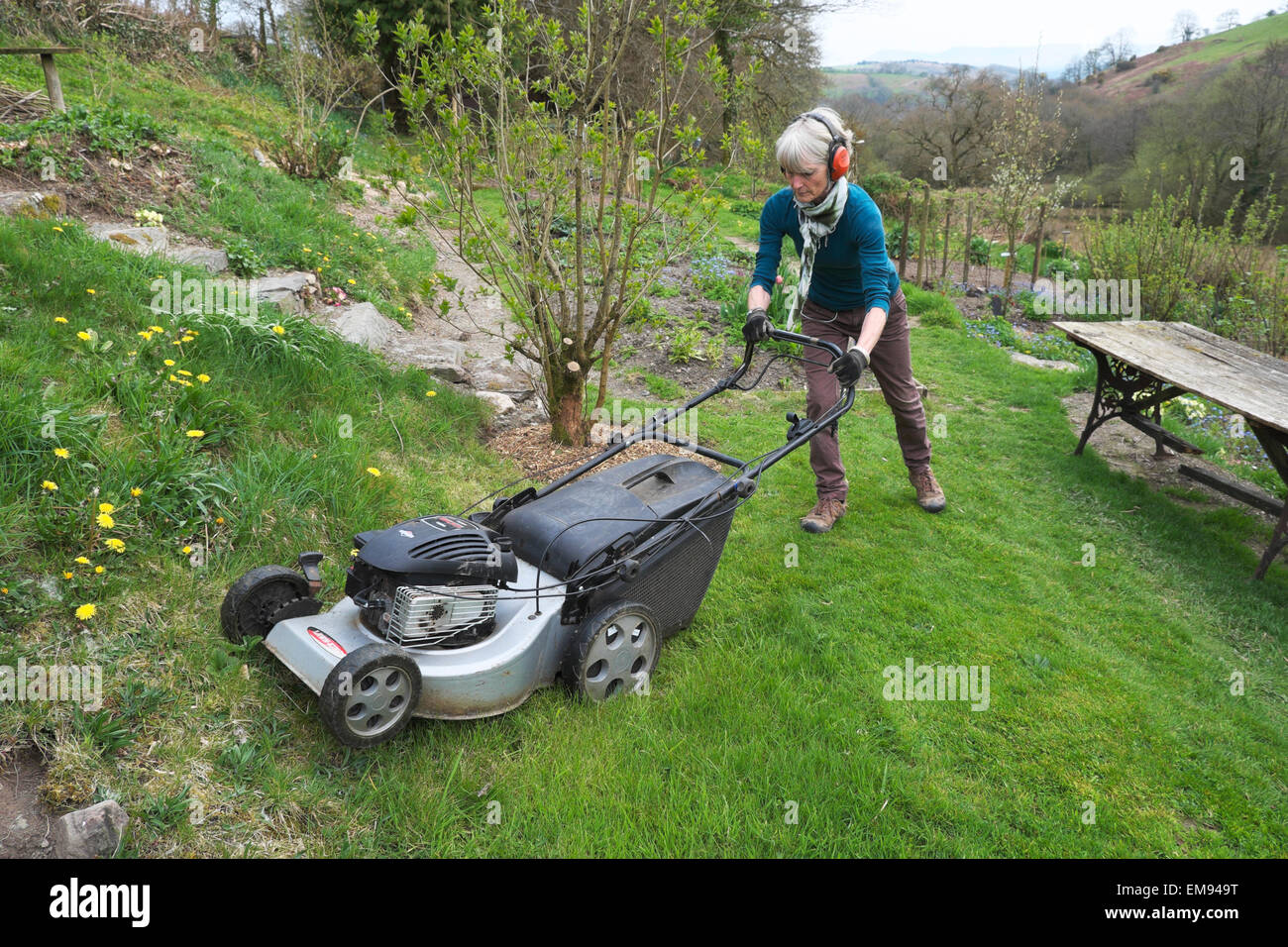 Lawn mower woman hi-res stock photography and images - Page 7 - Alamy