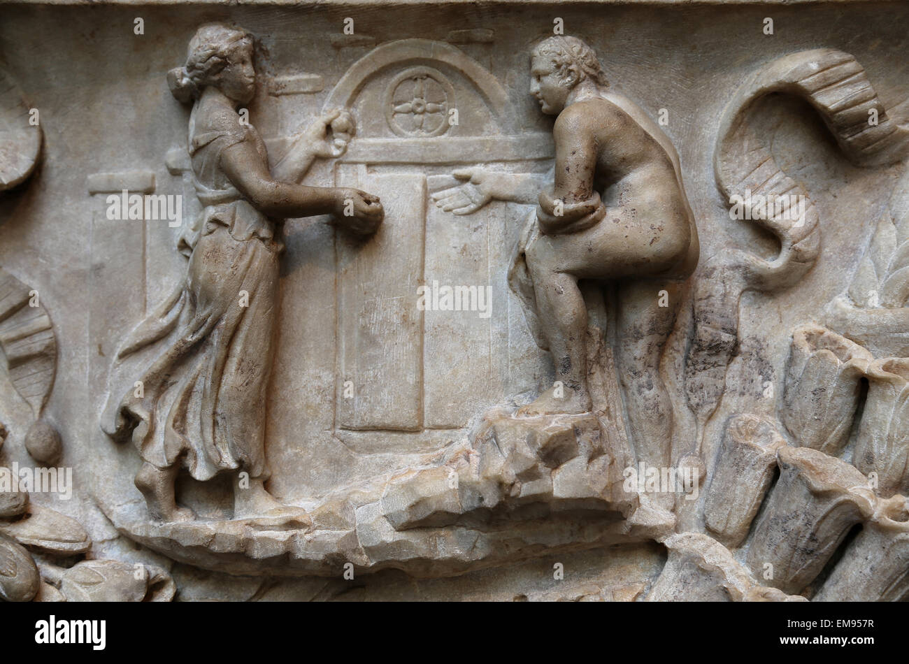 Roman sarcophagus. Myth of Theseus and Ariadne. Hadrianic or Early Antonine period, 130-140 AD. Ariadne and Theseus at labyrinth Stock Photo