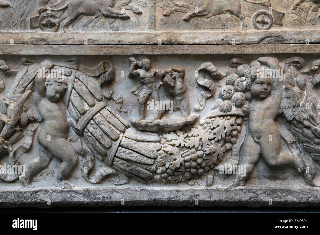 Roman sarcophagus. Myth of Theseus and Ariadne. Hadrianic or Early Antonine period, 130-140 AD. Theseus killing the Minotaur. Stock Photo