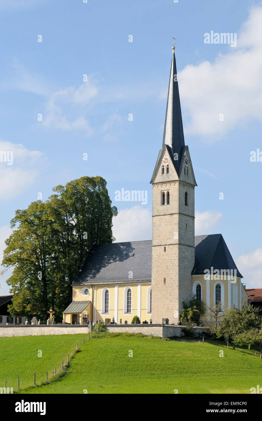 Catholic church St. Leonhard in Reichersdorf, Irschenberg, district Miesbach, Bavaria, Germany Stock Photo