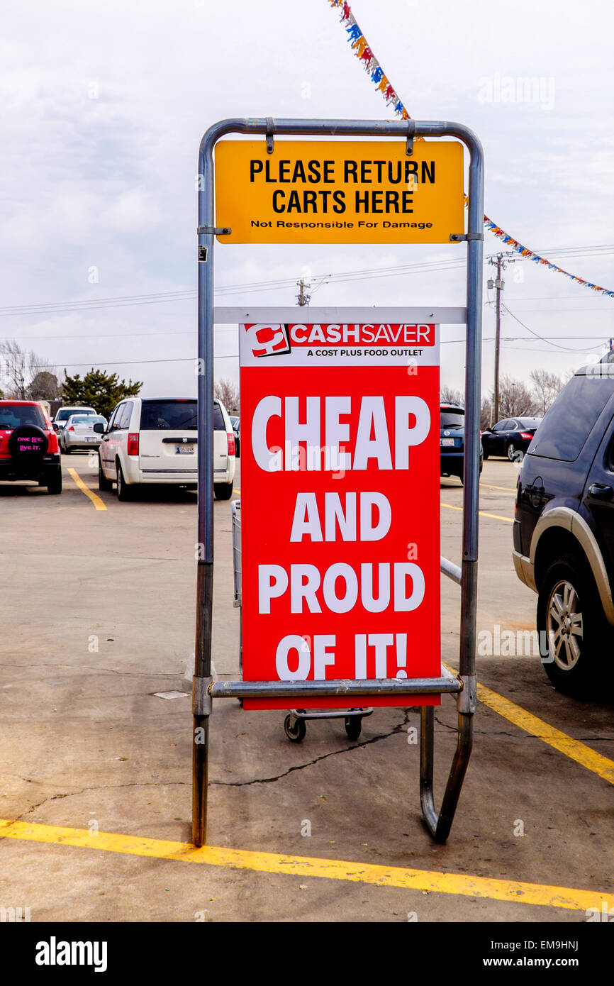 A sign for a Homeland food market changed into a Cashsaver food market. Customers pay expense of item plus ten percent. Oklahoma City, Oklahoma, USA. Stock Photo