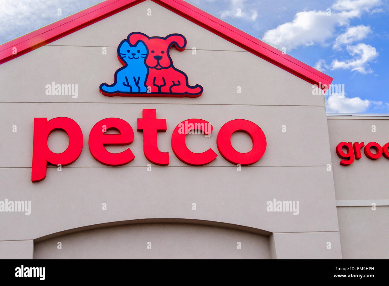 The sign and logo on the exterior front of a Petco pet supply retail location in Oklahoma City, Oklahoma, USA. Stock Photo