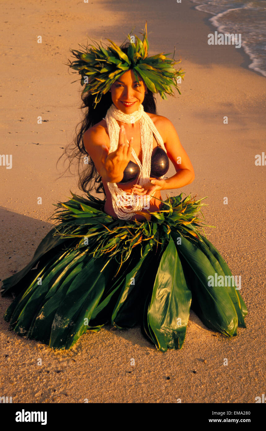 Mannequin Doll Tropical Dancer Wearing Hawaiian Hula Dancer Grass Skirt  Stock Photo by ©kuremo 292294992