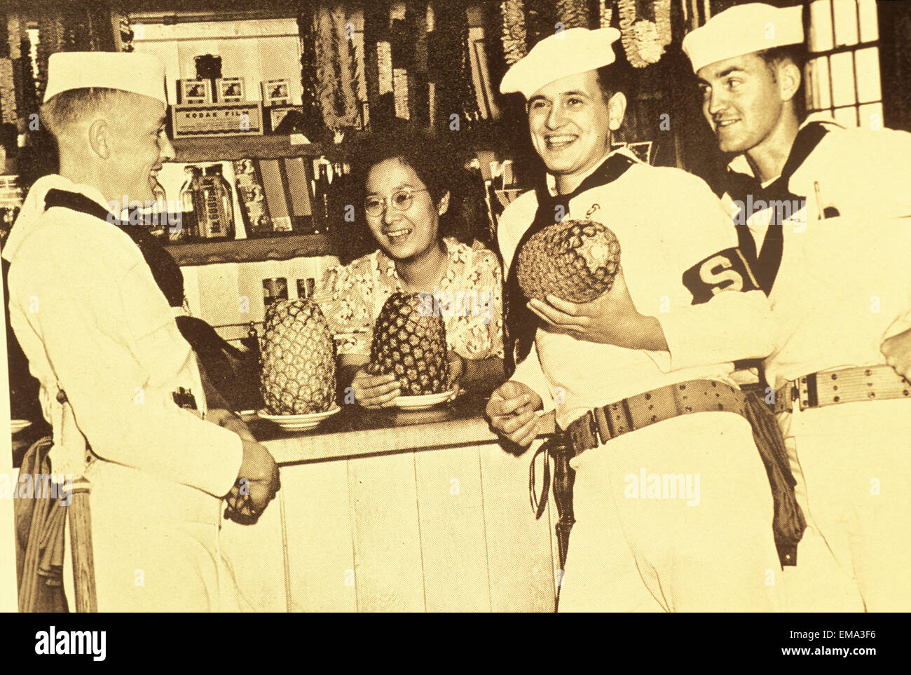 C.1940 Hawaii, Maui, Lahaina, Black And White, Hawaiian Woman Selling Pineapples To Soldiers Stock Photo