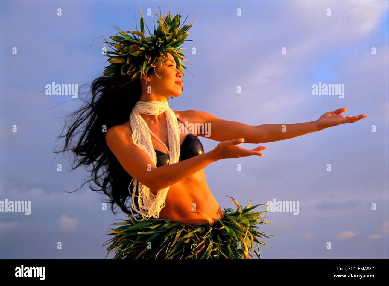 Pin by KUKAI on HULA  Hawaiian woman, Hawaiian dancers, Hawaiian hula dance