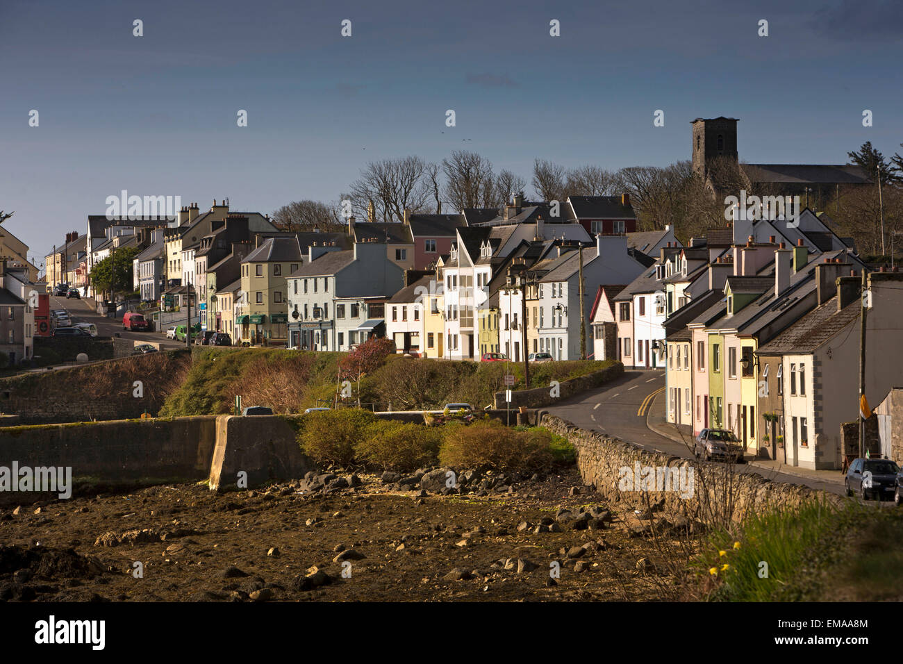 Ireland, Co Galway, Connemara, Roundstone village, houses facing the