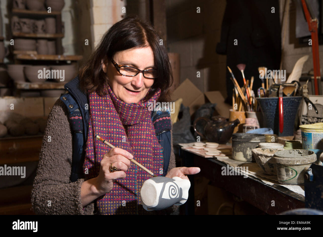 Ireland, Co Galway, Connemara, Roundstone Ceramics, Rose O’Toole decorating porcelain vase Stock Photo