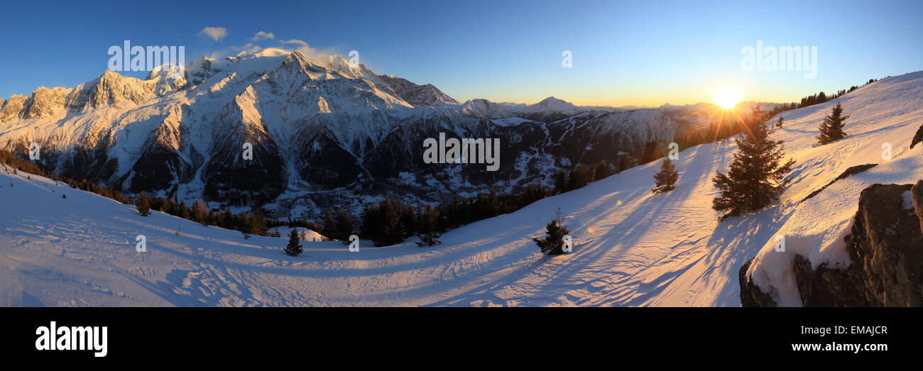 Sunset Panorama - Massif du Mont-Blanc - Chamonix - France Depuis les chalets de Chailloux après une journée très venteuse.. Stock Photo