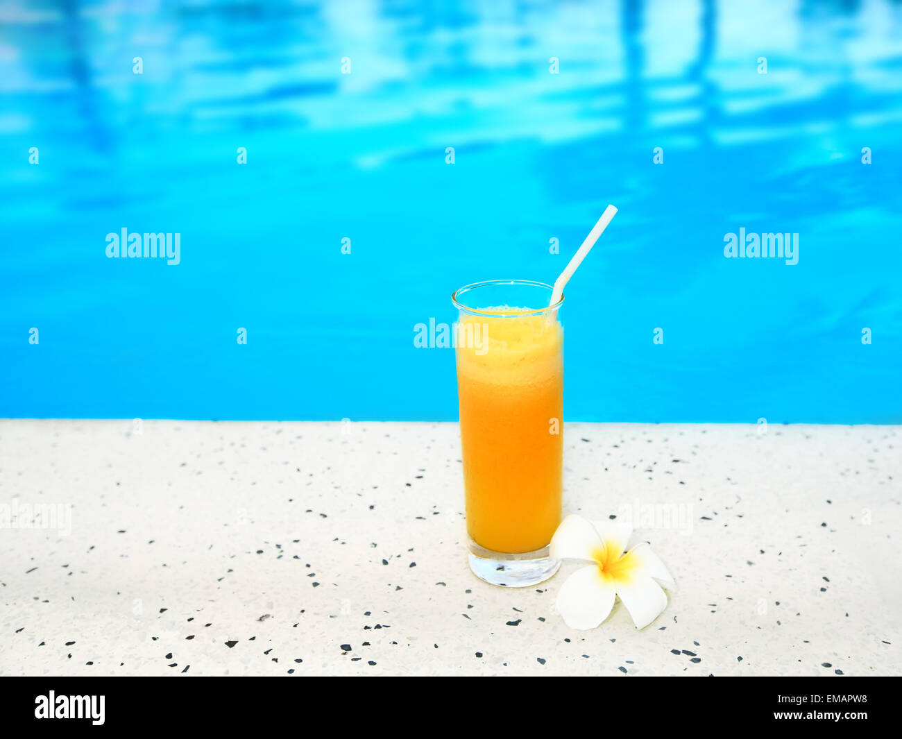 https://c8.alamy.com/comp/EMAPW8/glass-of-juice-on-the-edge-of-swimming-pool-EMAPW8.jpg