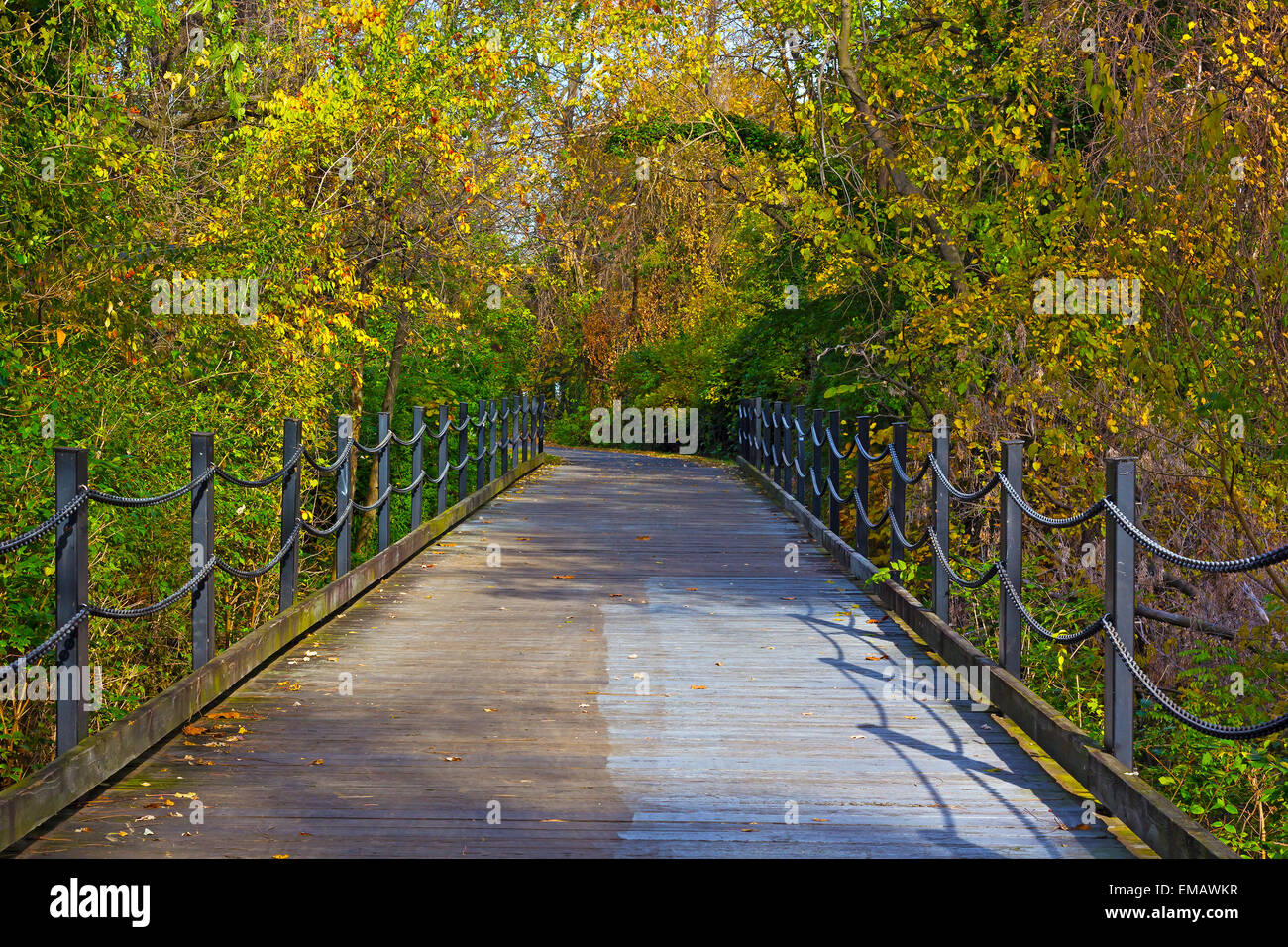 Pathway in the early autumn in Arlington, Virginia. Scenic road along Potomac River in early fall. Stock Photo