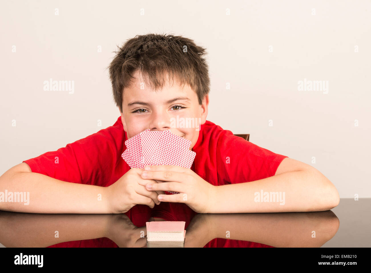 Мальчик играющий в карты. Игральные карты fallout. Мальчики играют в карты. Boy playing cards. Играющий ребенок на полу.