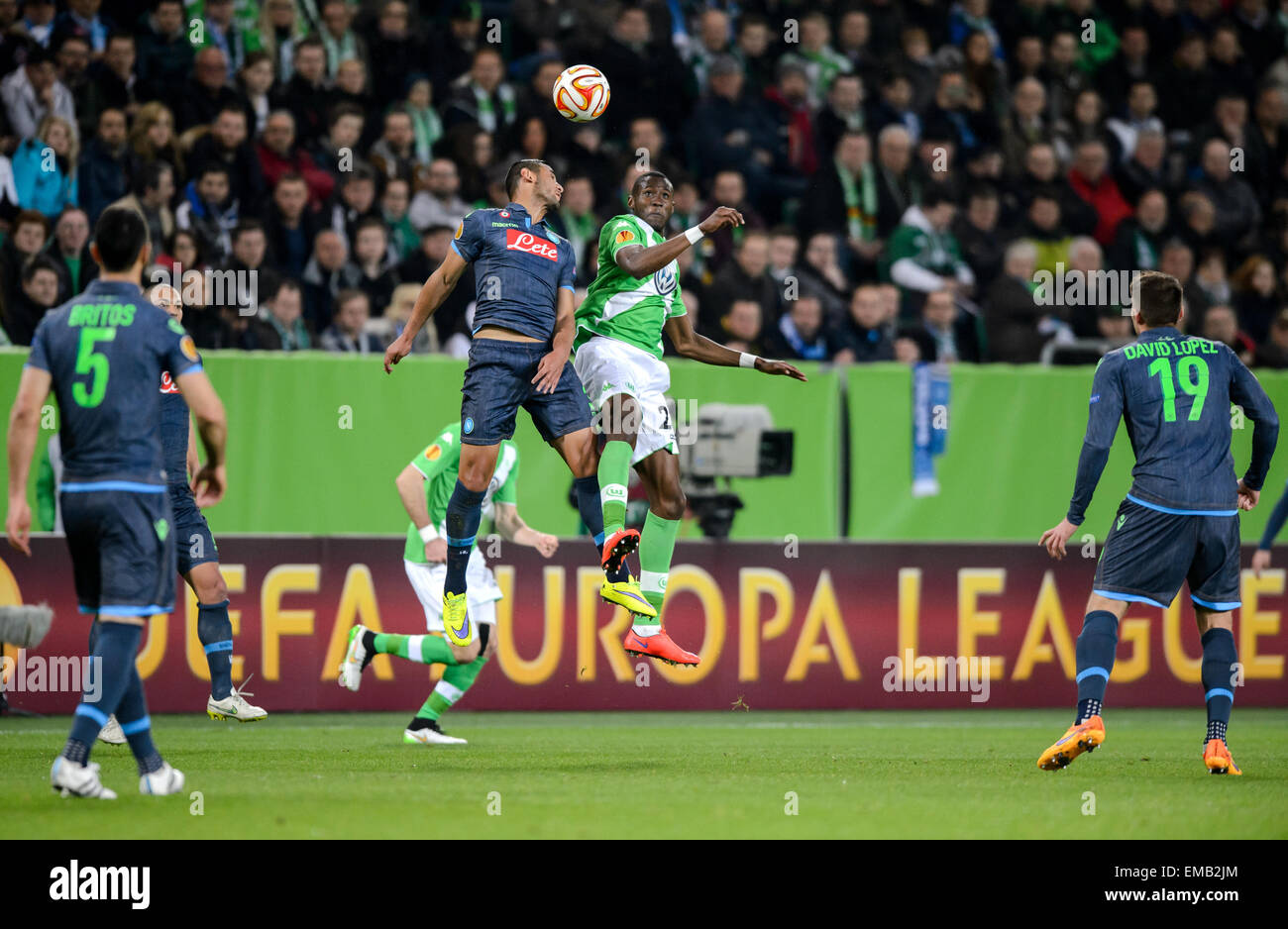 Wolfsburg's Josuha Guilavogui (R) and Napoli's Faouzi Ghoulam in action during the UEFA Europa League quarter final match VfL Wolfsburg vs SSC Napoli in Wolfsburg, Germany, 16 April 2015. Photo: Thomas Eisenhuth/dpa - NO WIRE SERVICE - Stock Photo