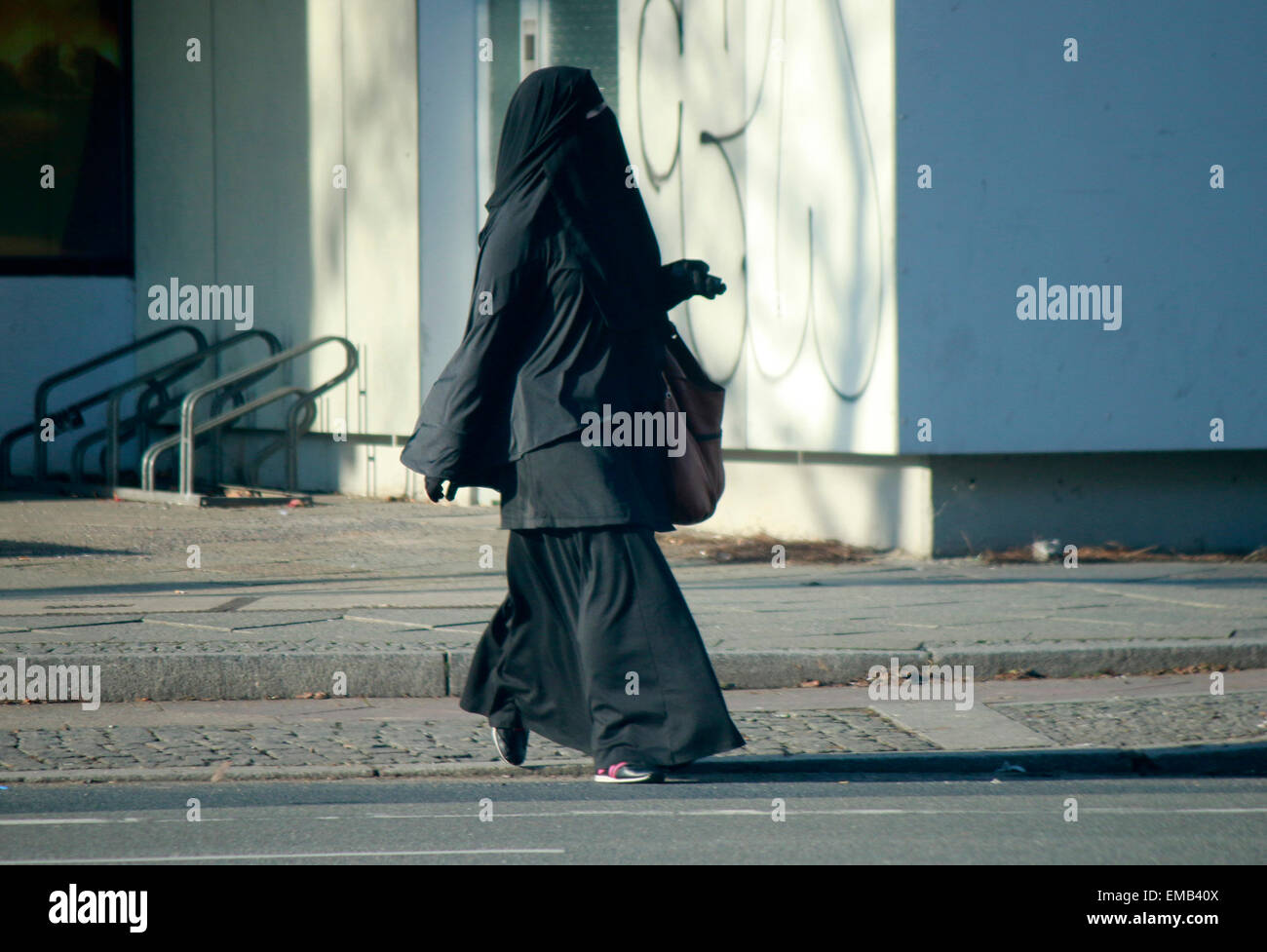 Frau in Burka, Berlin Stock Photo - Alamy