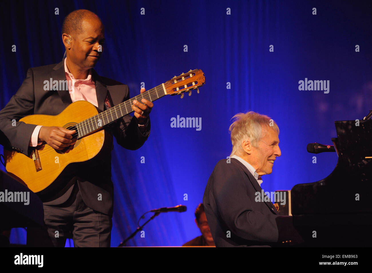 Guitarist Earl Klugh and composer Burt Bacharach perform together in