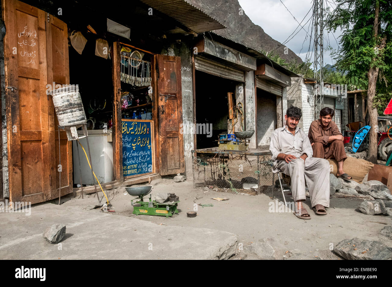 Life on the Karakoram Highway, roadside workshop Stock Photo