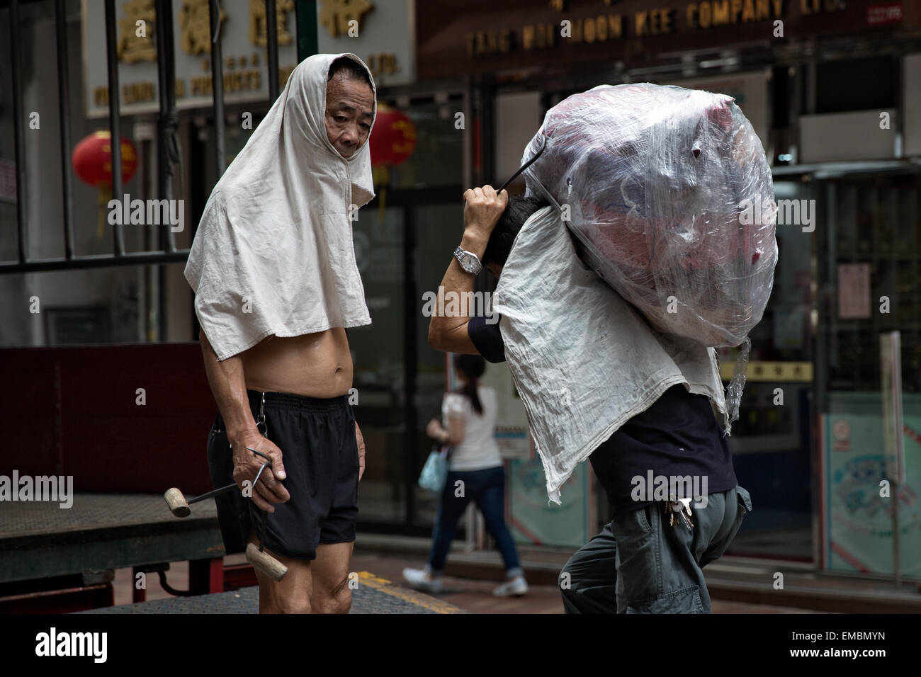 Loading dried seafood on the streets of Sheung Wan, Hong Kong Stock Photo