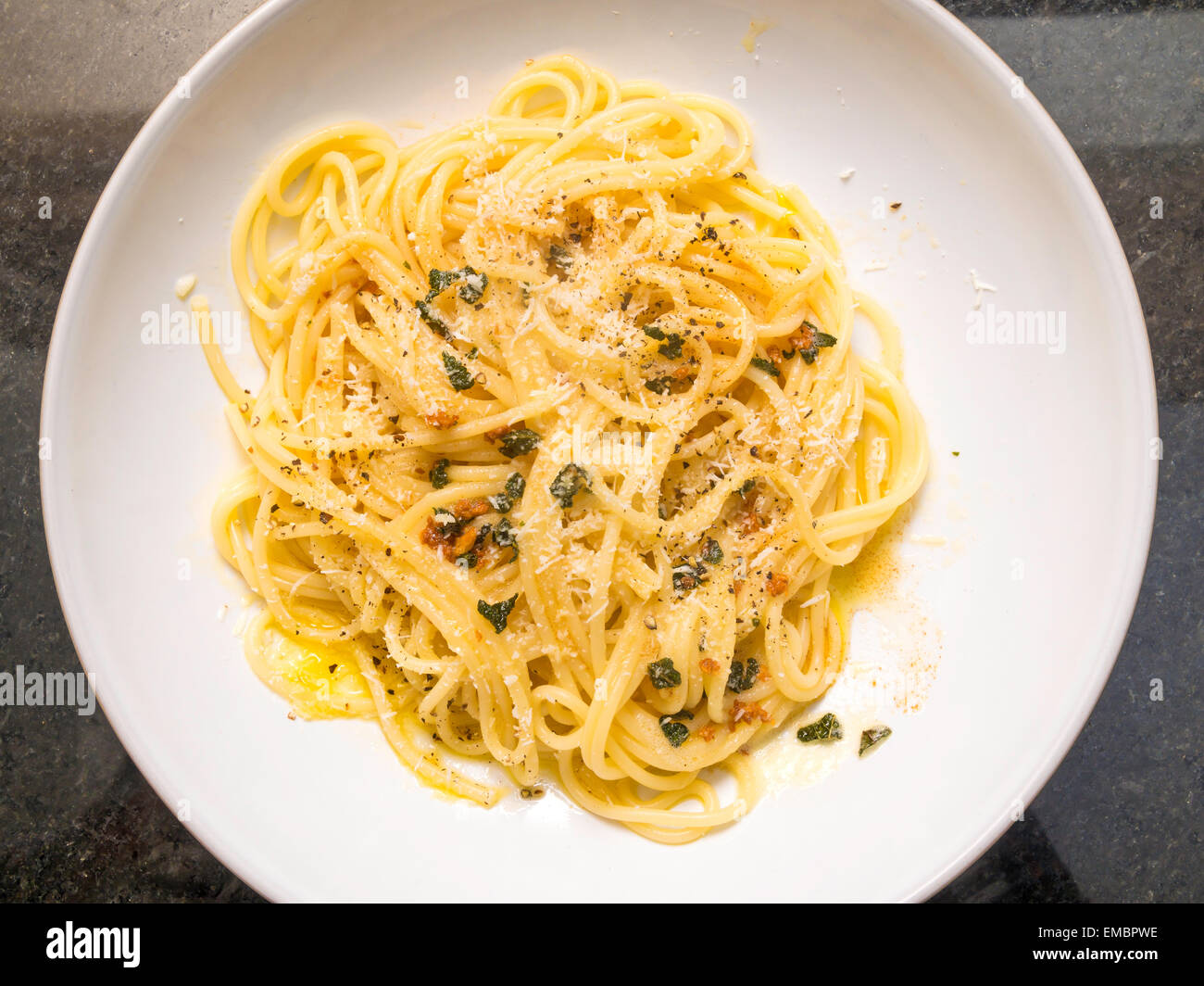 Burro Oro e Salvia Spaghetti Pasta with golden butter and sage ...