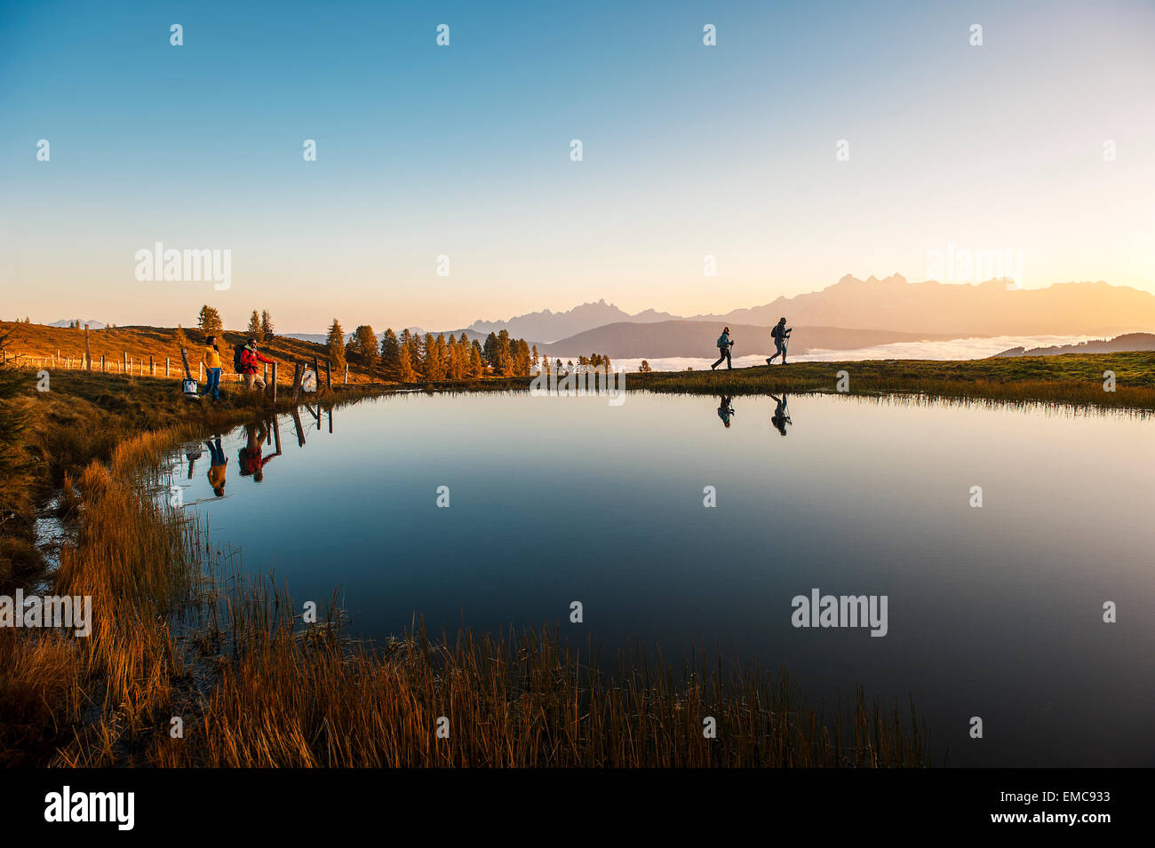 Austria, Altenmarkt-Zauchensee, hikers at mountain lake in the Lower Tauern Stock Photo