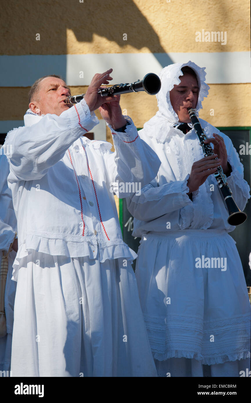 Trommelweiber beim Ausseer Fasching mit Klarinette, Salzkammergut, Steiermark, Österreich Stock Photo