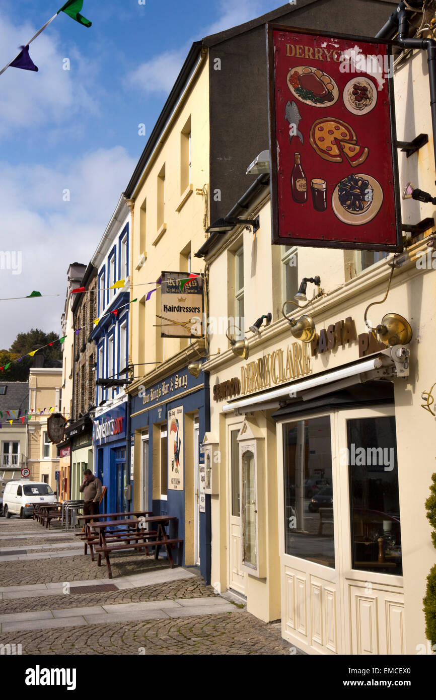 Ireland, Co Galway, Connemara, Clifden, bars and restaurants in Market Square Stock Photo Alamy