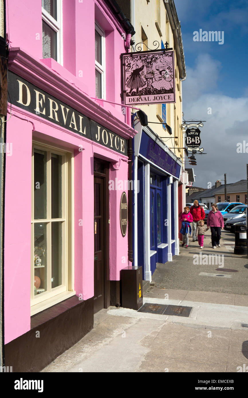 Ireland, Co Galway, Connemara, Clifden, Market Street, Derval Joyce’s pink painted shop Stock Photo