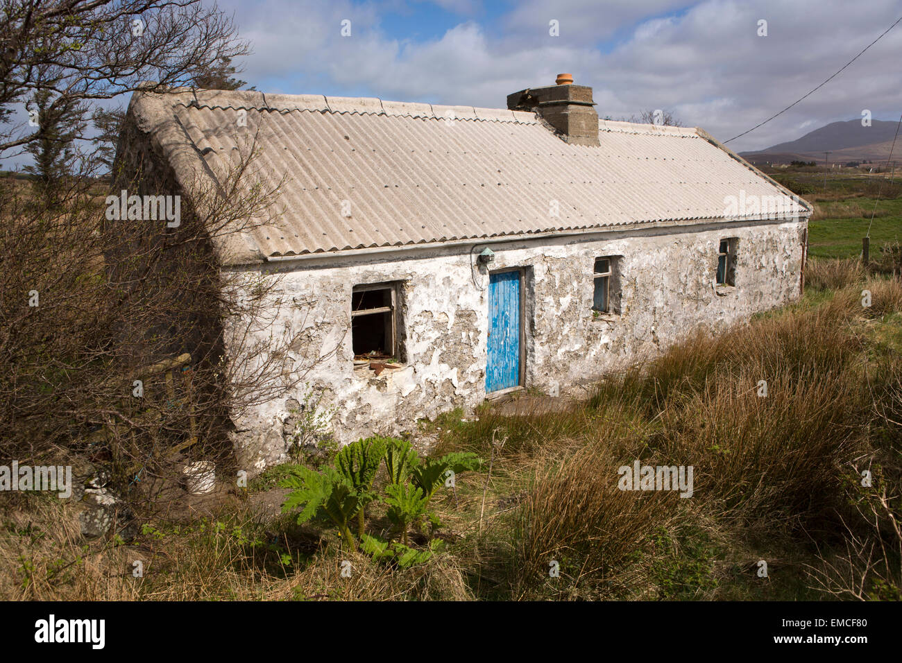 Ireland, Co Galway, Letterfrack, Connemara Loop, Lettermore, old cottage with new corugated roof Stock Photo