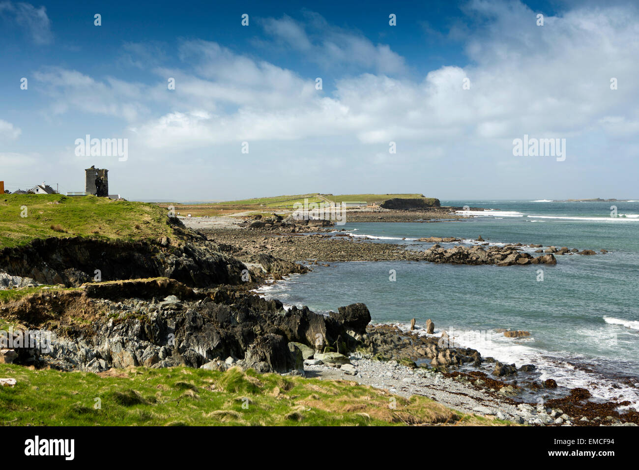 Ireland, Co Galway, Connemara, Letterfrack, Renvyle peninsula medival tower ruins above beach Stock Photo
