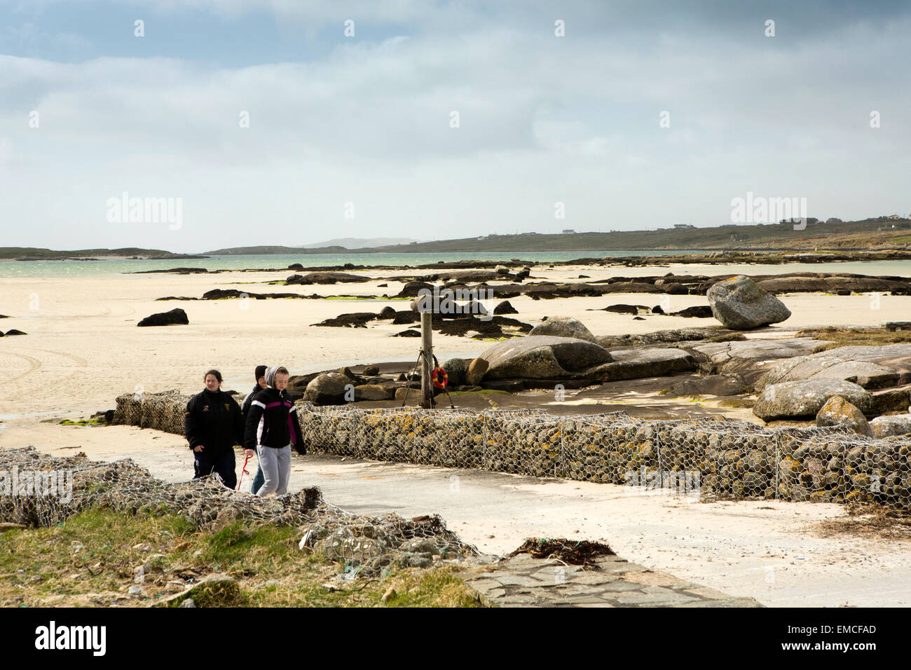 Ireland, Co Galway, Connemara, Claddaghduff, people on causeway to