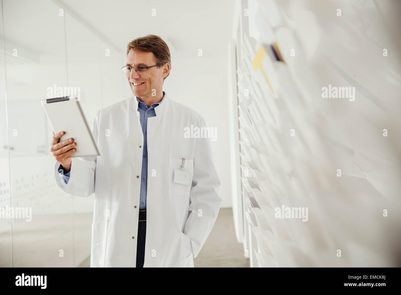 Man in lab coat hi-res stock photography and images - Alamy