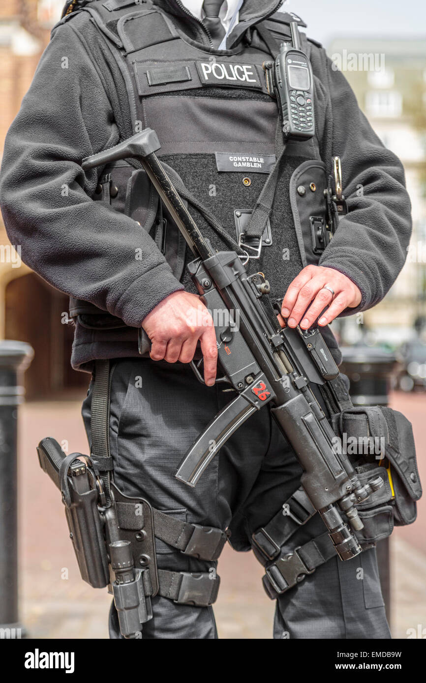 An Authorised Firearms Officer or AFO of the British police holding a Heckler & Koch MP5 Carbine weapon, London England UK Stock Photo