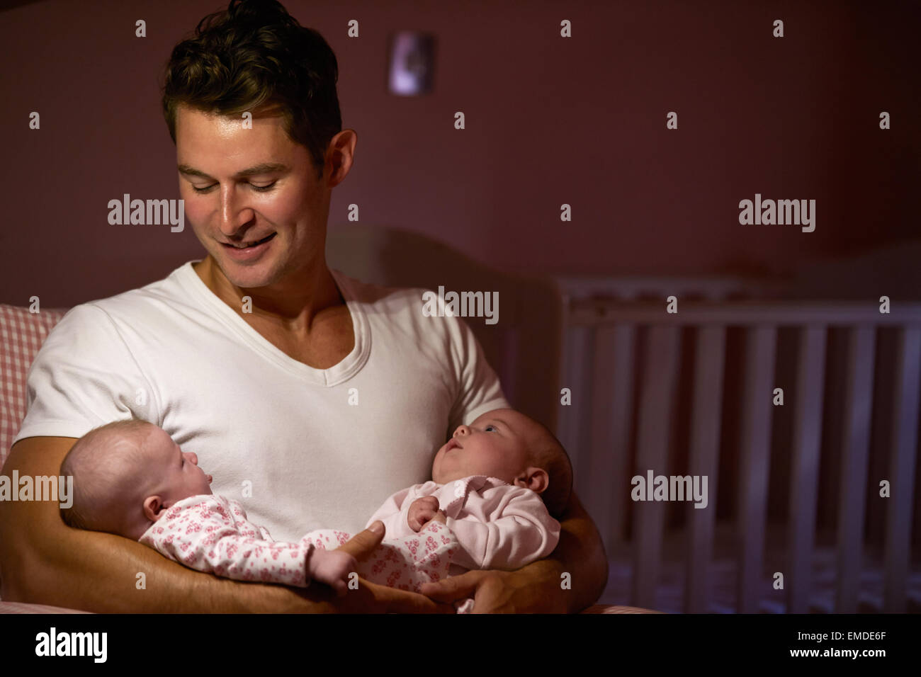 Beau bébé nouveau-né garçon, fixant en crèche de l'hôpital prénatale Photo  Stock - Alamy