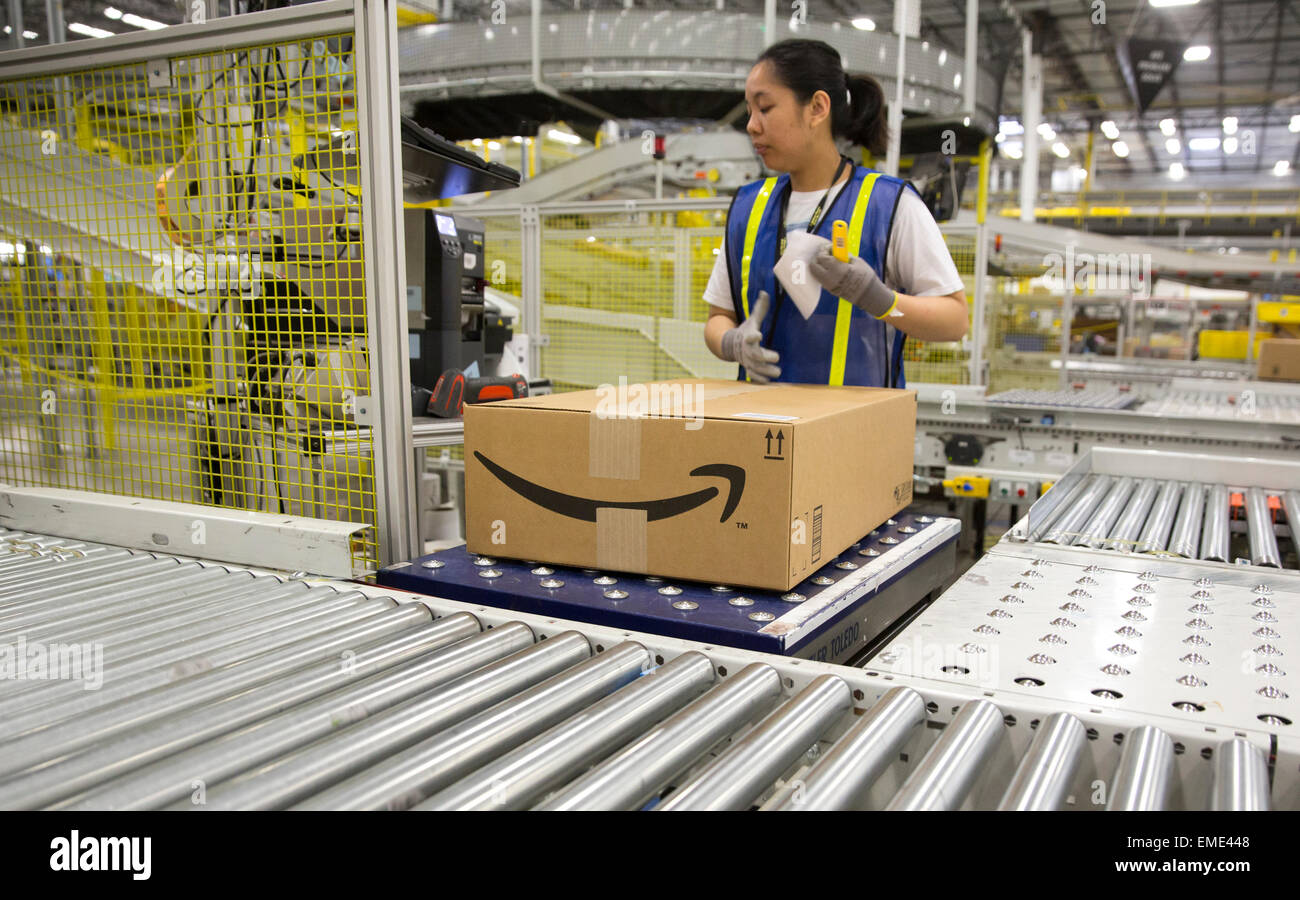 Amazon package scan hi-res stock photography and images - Alamy