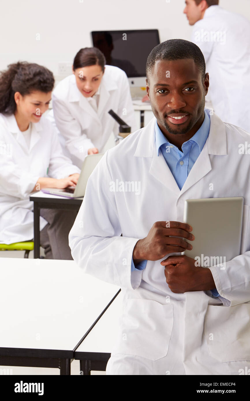 Computer lab technician african hi-res stock photography and images - Alamy