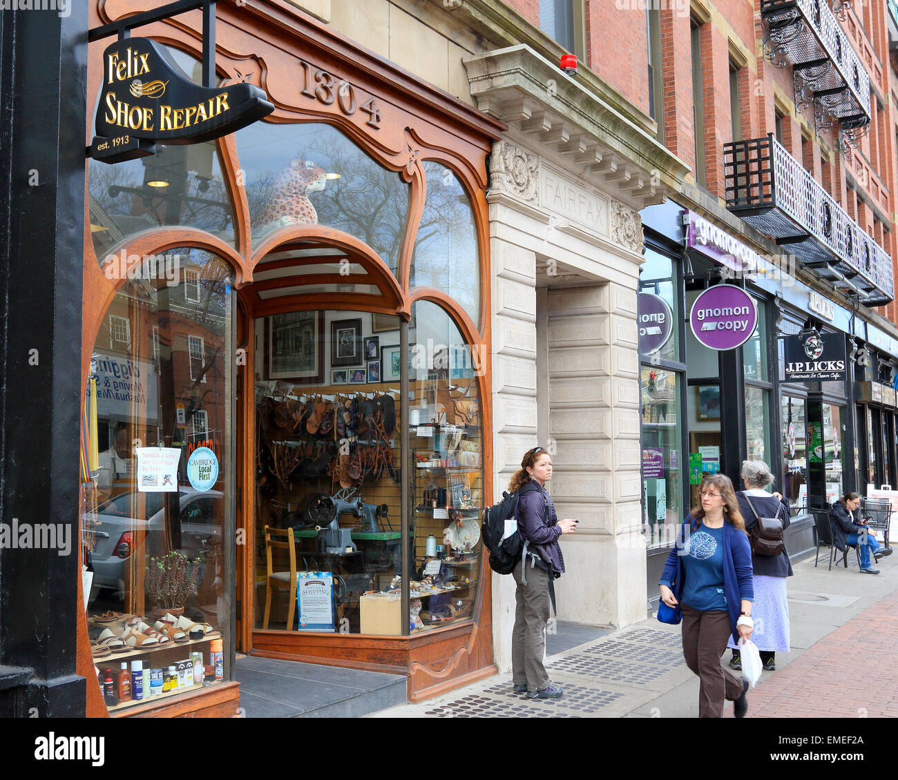 Cambridge Massachusetts,Boston CambridgeSide Galleria,mall arcade,shopping  shopper shoppers shop shops market markets marketplace buying selling,retai  Stock Photo - Alamy