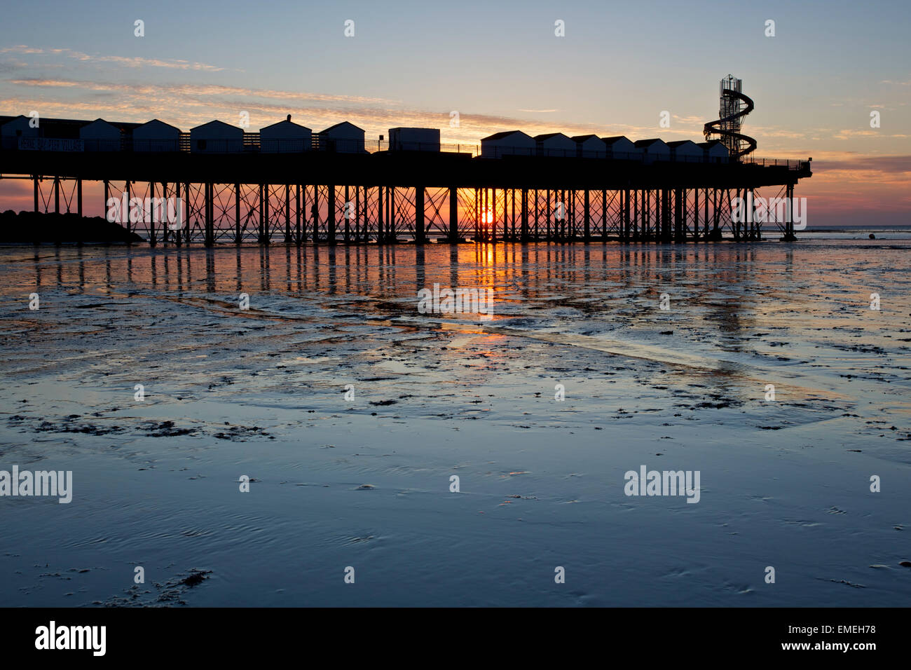 Herne Bay, Kent, UK. 20th April 2015. UK Weather Sunset under Herne
