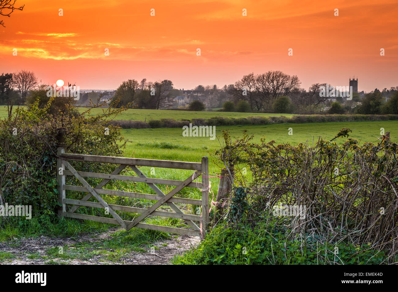 Sherston, Wiltshire, UK. 20th Apr, 2015. UK weather. The sunsets in Wilshire, UK, in a blaze of orange, Monday night. Sunny days and cool nights are ideal spring weather. Credit:  Terry Mathews/Alamy Live News Stock Photo