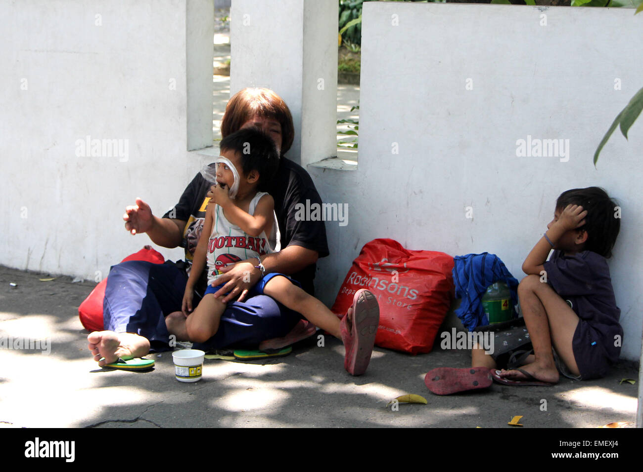 Metro Manila, Philippines. 20th Apr, 2015. A homeless Filipino family  begging for foods to all road passers in the street of Manila City. Base on  the report of Social Weather Station (SWS)