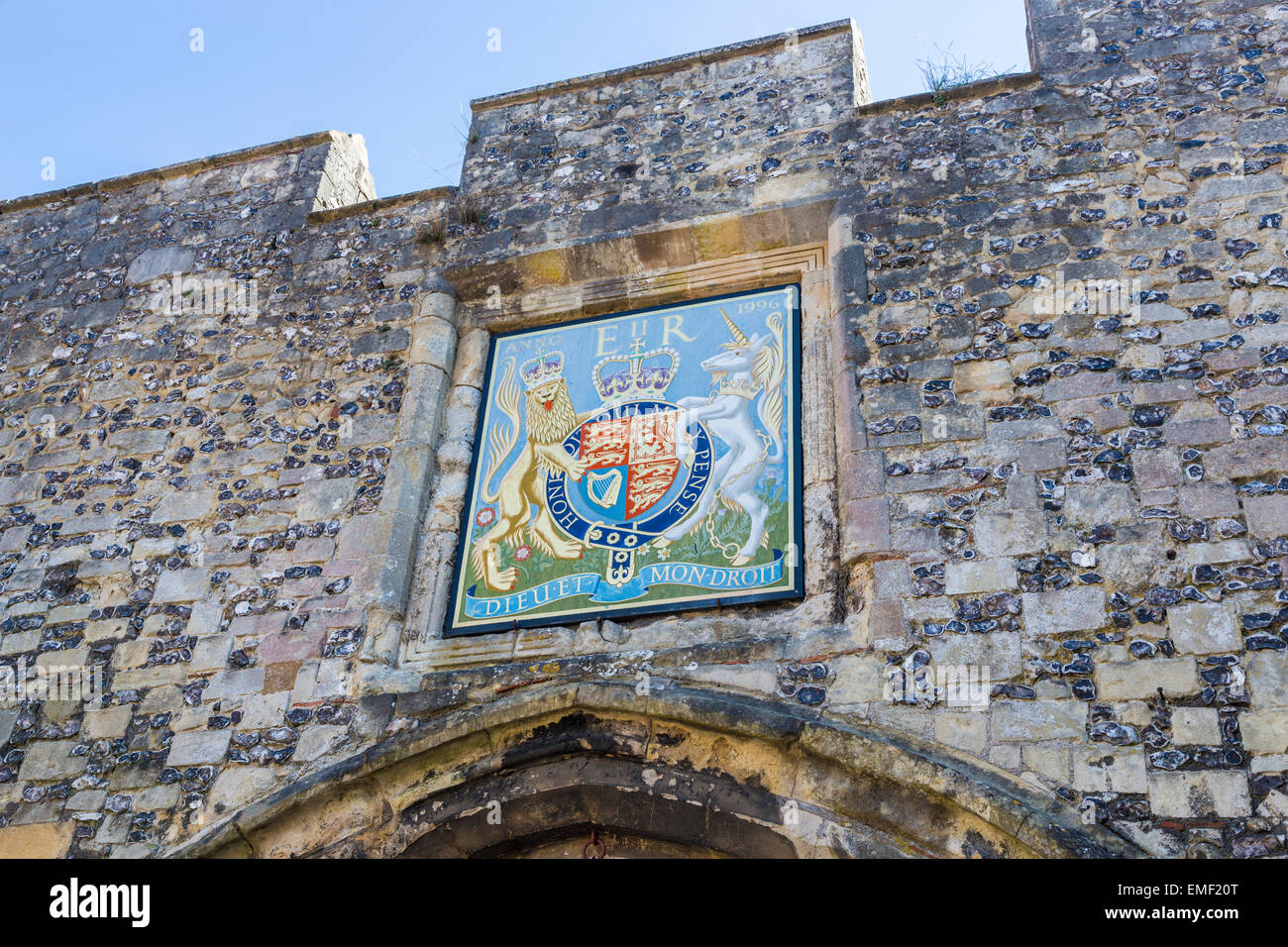 Sightseeing in Winchester: Dieu et Mon Droit coat of arms at the entrance to the historic Cathedral Square, Winchester, Hampshire, UK on a sunny day Stock Photo