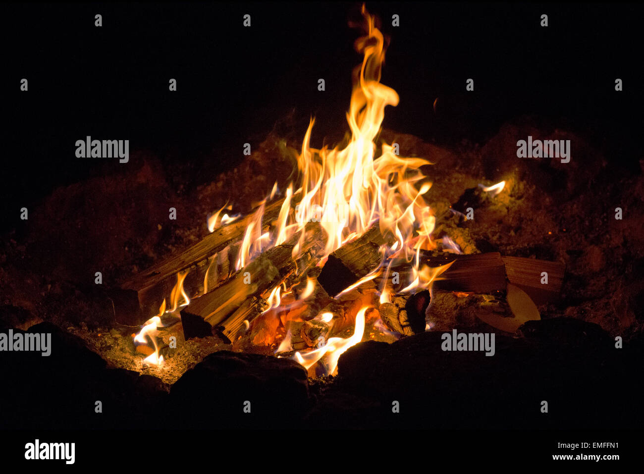 offenes Feuer in der Fischerhütte bei einer Lechpartie, Erntedank der Fischer, Altaussee, Salzkammergut, Styria, Austria Stock Photo
